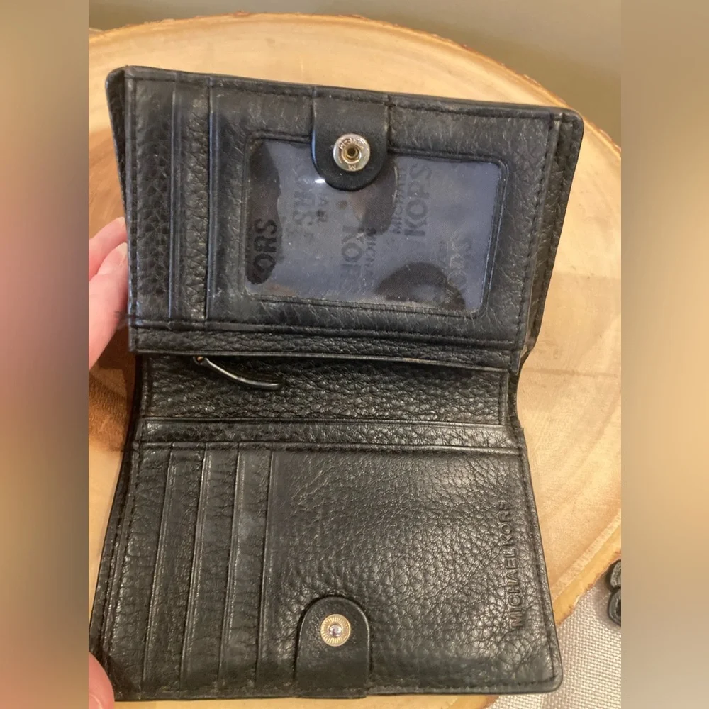 MICHAEL KORS Black Wallet Window‎ ID Credit Cards Slots Bi Fold JET SET